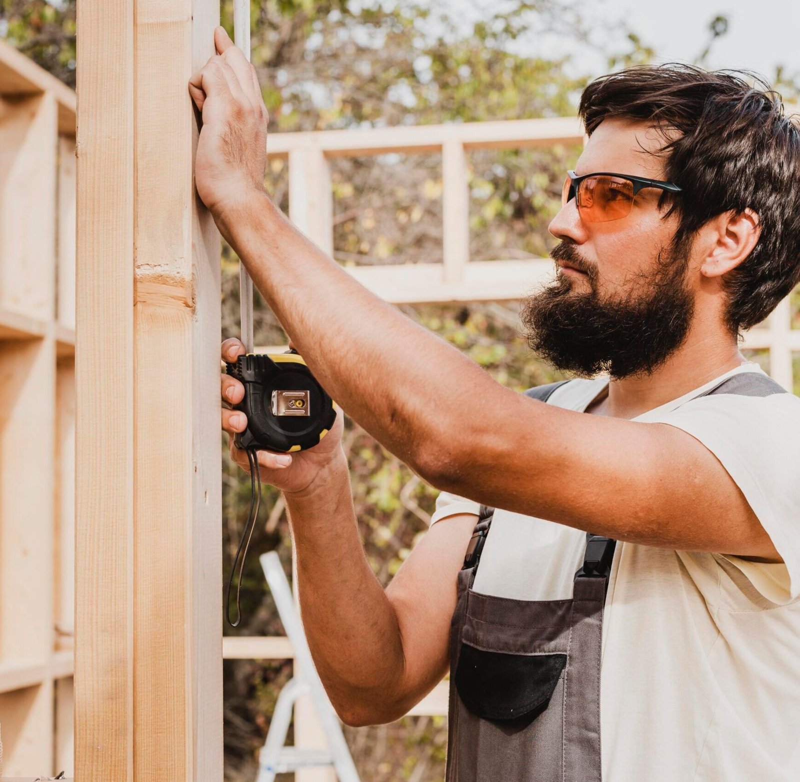 carpenter-man-using-tape-measure